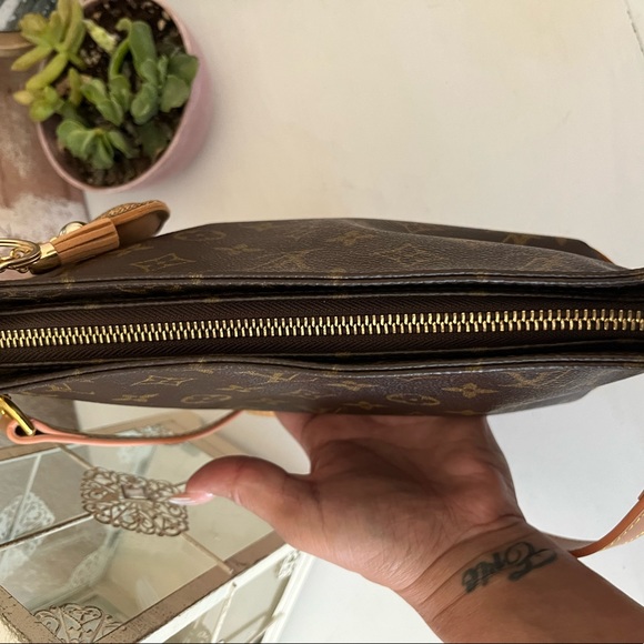 Louis Vuitton Monogram Trotteur - Picture 3 of 8